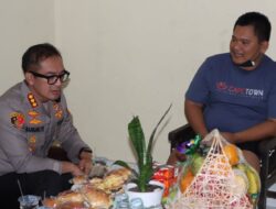 Kapolresta Denpasar Jenguk Personel Unit Lantas Polsek Denpasar Timur Yang Sakit Sambil Berikan Motivasi Dan Semangat