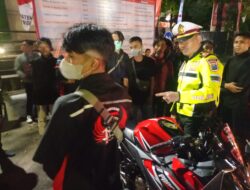 Akp Sapari Menggelar Edukasi dan Sosialisasi Dengan Komunitas Motor, Disekitar Alun-alun Kraksan Probolinggo