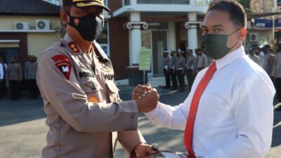 Saat Apel Pagi Kapolres Pamekasan Berikan Penghargaan 5 Anggota Reskrim Berprestasi