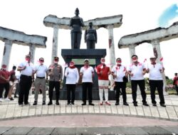 Kapolda Jatim Hadiri Gerakan Pembagian 10 Juta Bendera Merah Putih oleh Mendagri
