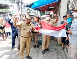 Gerakan Pembagian 10 Juta Bendera Merah Putih, Kecamatan Grogol Petamburan Bagikan Bendera Merah Putih