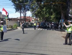 Sat Lantas Polres Bondowoso Memberhentikan Para Pengendara untuk Mengheningkan Cipta Dalam Memperingati HUT RI ke 77 Tahun