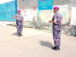 Peringati HUT RI ke-77, Prajurit Puslatpurmar-5 Baluran Kibarkan Sang Saka Merah Putih Didasar Laut