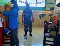 Babinsa Taman Krocok Mendampingi Petugas Kesehatan Melaksanakan Imunisasi Anak Nasional ( BIAN)