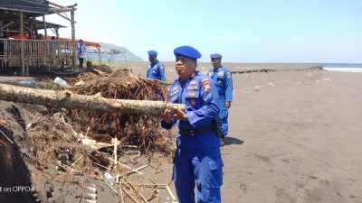 Tanggap Bencana, Satpolairud Polres Jember Lakukan Mitigasi Banjir Rob