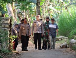 Polres Bondowoso Meringankan Beban Masyarakat Bagikan Sembako Dampak Kenaikan BBM