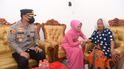 Menindak Lanjuti Pelaksanaan program (KANDANI) Polres Lamongan Menggelar Kegiatan Bedah Rumah Mbok Inah