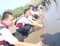Aksi Peduli Lingkungan, Polres Blitar Tanam Puluhan Ribu Mangrove dan Lepas Tukik ke Pantai