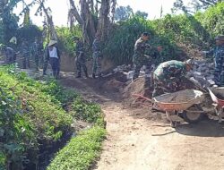 Bantu Pasang Paving Blok, Babinsa Wringin Tumbuhkan Semangat Gotong Royong