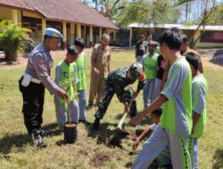 Ajak Generasi Muda Peduli Lingkungan, Koramil 0822/11 Gandeng SMPN 2 Tapen Tanam Pohon