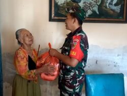 Babinsa Tenggarang Berikan Bantuan Sembako kepada Warganya