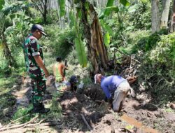 Babinsa Koramil Maesan Bersama Warga Gotong Royong Membuat Saluran Pipa