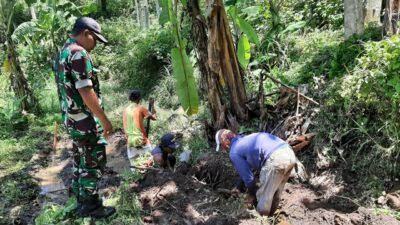 Babinsa Koramil Maesan Bersama Warga Gotong Royong Membuat Saluran Pipa