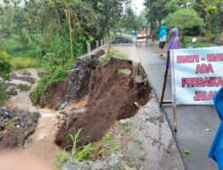 Polisi dan Warga Lakukan Evakuasi Tanah Longsor Akibat Hujan Lebat