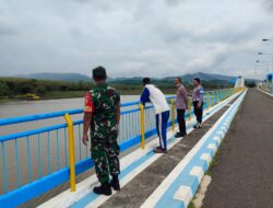 Antisipasi Banjir, Babinsa Koramil Tapen Cek Debit Air Bendungan Sampean Baru