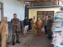 Babinsa Koramil 0822/04 Cek Harga Bersubsidi