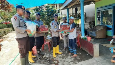 Satbrimob Polda Jatim Kompi 3 Batalyon B Pelopor Bantu Korban Banjir Kalibaru Banyuwangi