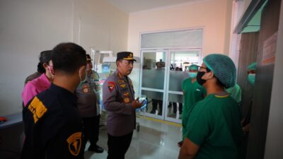 Kapolri Mengunjungi Korban Gempa di RS Bhayangkara Cianjur