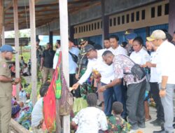 Bukti Kasih ke Masyarakat Kenyam, Dansatgas Yonif R 514/SY Mendampingi Bupati Nduga Turun ke Jalanan