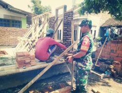 Wujud Kepedulian, Babinsa Koramil Tapen Membangun Rumah Warga Binaannya