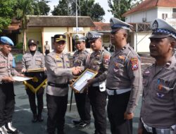 Kapolres Bondoowoso Pimpin Langsung Upacara Pemberian Penghargaan Kepada Anggota Berprestasi