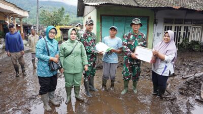 Persit KCK Cabang XXXVI Kodim 0822 Bondowoso, Berikan Bantuan Kepada Korban Banjir Ijen