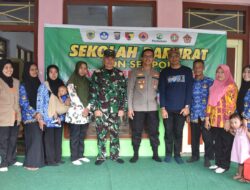 Kapolres Bersama Dandim 0822 Bondowoso Berikan Bantuan Peralatan Sekolah Bagi Siswa Korban Banjir