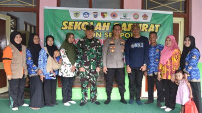 Kapolres Bersama Dandim 0822 Bondowoso Berikan Bantuan Peralatan Sekolah Bagi Siswa Korban Banjir