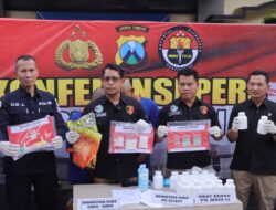Satresnarkoba Polres Kediri Berhasil Mengamankan Dua Tersangka Pengedar Ratusan Ribu Pil Dobel L