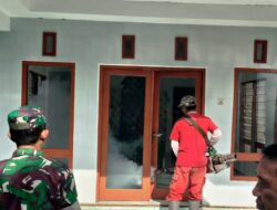 Babinsa Koramil 0822/01 Bondowoso, Melaksanakan Pendampingan Fogging oleh Dinas Kesehatan Puskesmas Kota Kulon
