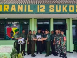 Bentuk Peduli Sebagai Pimpinan, Danramil 12/Sukosari Bondowoso Berikan Bingkisan Lebaran Pada Anggotanya