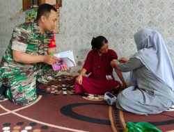 Koptu Lukman Babinsa Tlogosari Bondowoso Dampingi Tenaga Kesehatan Berikan Layanan Posyandu