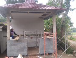 Satgas TMMD 116 Bondowoso Mulai Pasang Plafon Poskamling