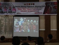 HUT Bhayangkara Ke-77, Prajurit Kodim 0822 Bondowoso Nobar Wayang Kulit