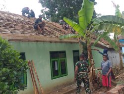 Wujudkan tempat kerja yang nyaman,  Anggota Posramil Pakem Dan Warga Lakukan Rehab Kantor
