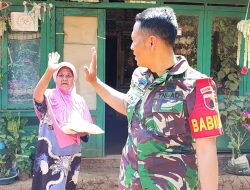 Sertu Puji Hartono, Babinsa Koramil 0822/08 Grujugan memberikan bantuan sembako