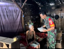 Serda Priyo Babinsa Taman Krocok Berikan Bantuan Beras Pada Warga