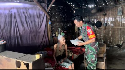 Serda Priyo Babinsa Taman Krocok Berikan Bantuan Beras Pada Warga