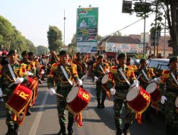 Drumband Raksaka Bahana SY, Yonif 514 Menghibur Masyarakat di Alun-alun Bondowoso