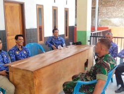 Babinsa Koramil Curahdami, rutin komsos dengan warganya