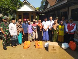 Danramil 0822 / 07 Mesan Hadiri Penyerahan Bantuan Bencana Kepada Warga Desa Sumber anyar