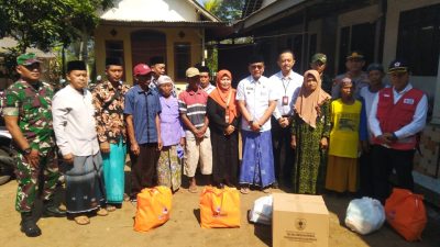 Danramil 0822 / 07 Mesan Hadiri Penyerahan Bantuan Bencana Kepada Warga Desa Sumber anyar