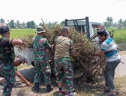 Wujudkan Hidup Sehat, Babinsa Koramil Prajekan Bersama Warga Bersihkan parit Selokan