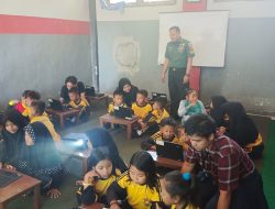 Demi Tunas Bangsa, Babinsa Posramil Taman Krocok Masuk Sekolah