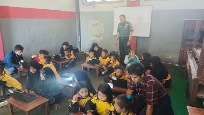 Demi Tunas Bangsa, Babinsa Posramil Taman Krocok Masuk Sekolah