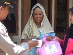 Jumat Berkah Polsek Maesan Bondowoso Bersama Bhayangkari Bagikan Puluhan Santunan dan Sembako