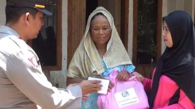 Jumat Berkah Polsek Maesan Bondowoso Bersama Bhayangkari Bagikan Puluhan Santunan dan Sembako
