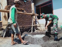 Babinsa Koramil Maesan Komsos dengan Para Tukang Bangunan