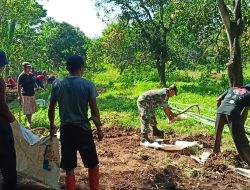 Babinsa Koramil 0822/14 Prajekan Gotong -Royong Bareng Warga Buat Jalan Alternatif