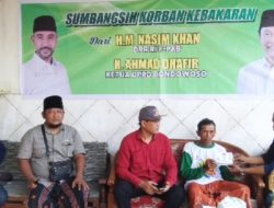 H.M Nasim Khan bersama H. Ahmad Dhafir berikan sumbangan pada korban kebakaran di Desa Besuk